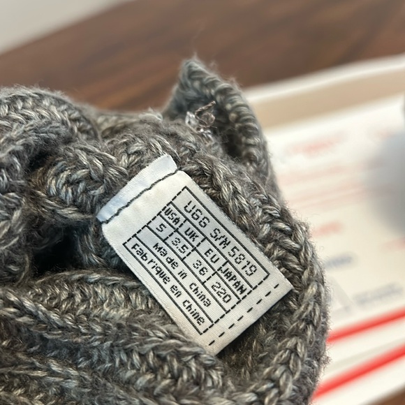 Ugg women’s classic cardy boots.. - Picture 7 of 12